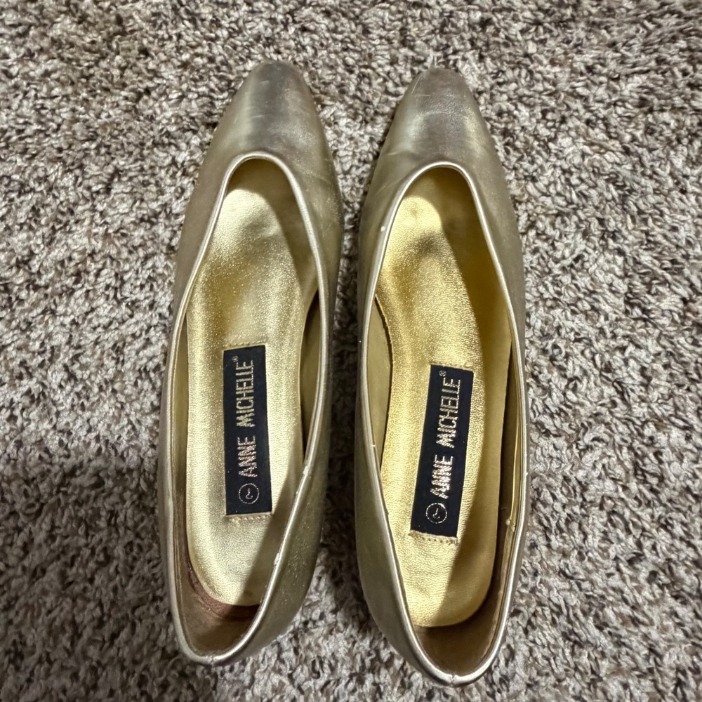 Anne Michelle Gold Metallic Pointed Toe Lion Head Medallion Block Heel Pumps 7